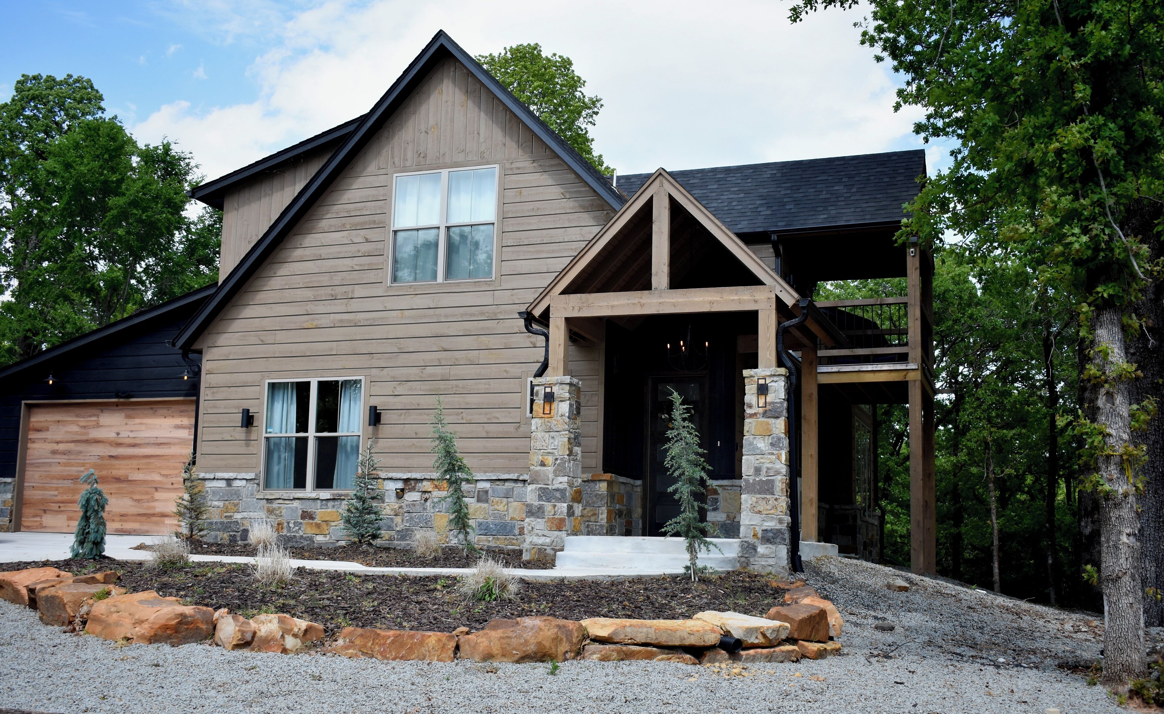 Cozy Hilltop Hideaway at Lake Eufaula. Back deck Hot tub and balcony Lakeview!