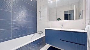 Shower, hair dryer, towels, soap - 3 rooms sleeps 4 + Independent studio sleeps 2 with sea view (Nice)