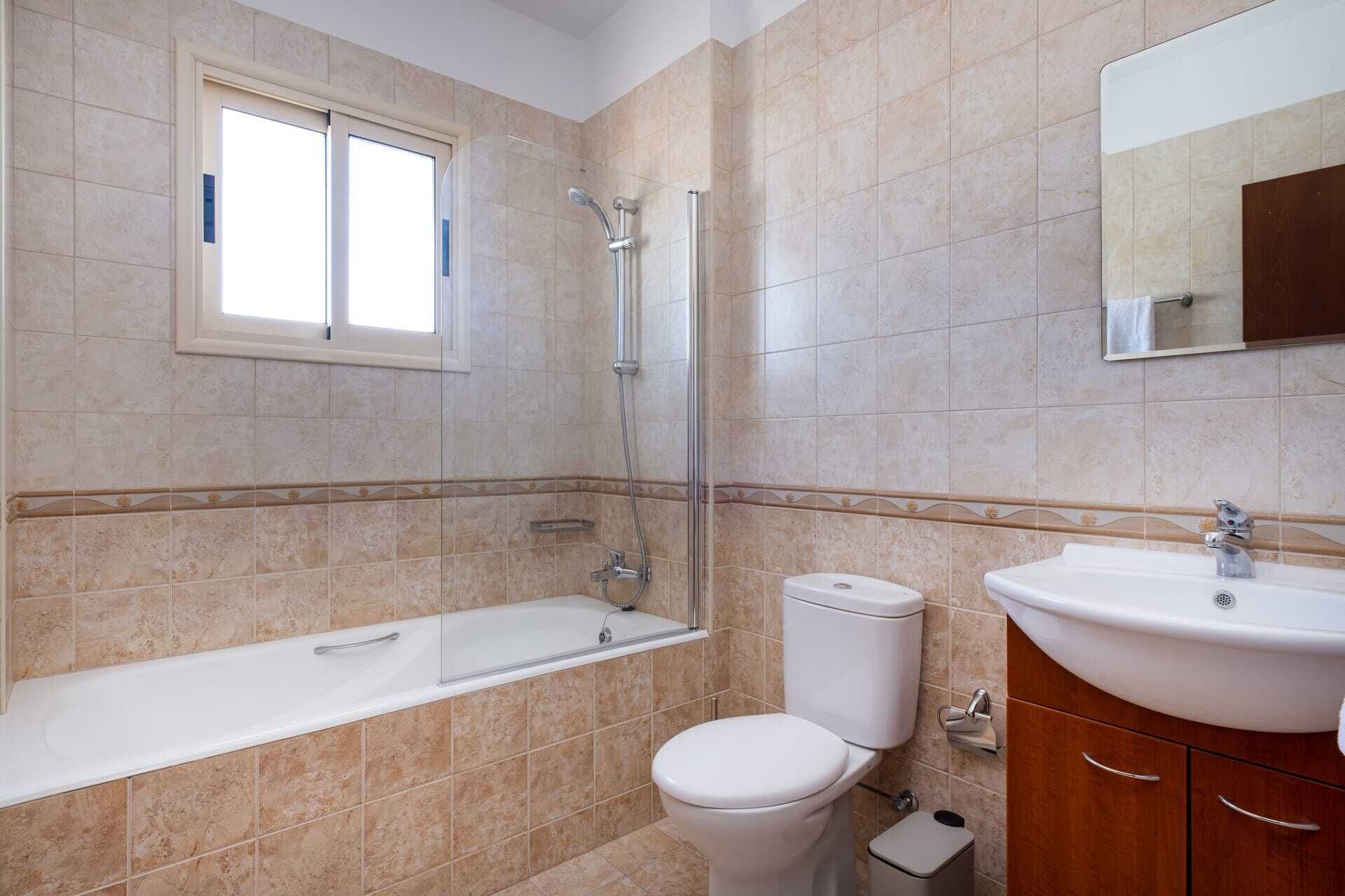 Une salle de bain avec une baignoire, des toilettes et un lavabo.