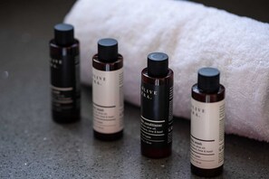 Free toiletries, hair dryer, towels - Comfy Cove Residence by Nomads (Paphos)