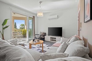 TV - Comfy Cove Residence by Nomads (Paphos)