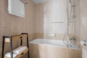 Kostenlose Toilettenartikel, Haartrockner, Handtücher