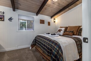 3 室のベッドルーム、WiFi (無料)、ベッドシーツ