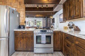 冷蔵庫、電子レンジ、オーブン、コンロ