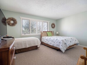 5 bedrooms, free WiFi, bed sheets