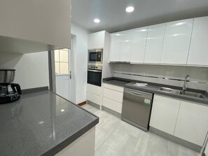 冰箱、微波炉、烤箱、炉灶