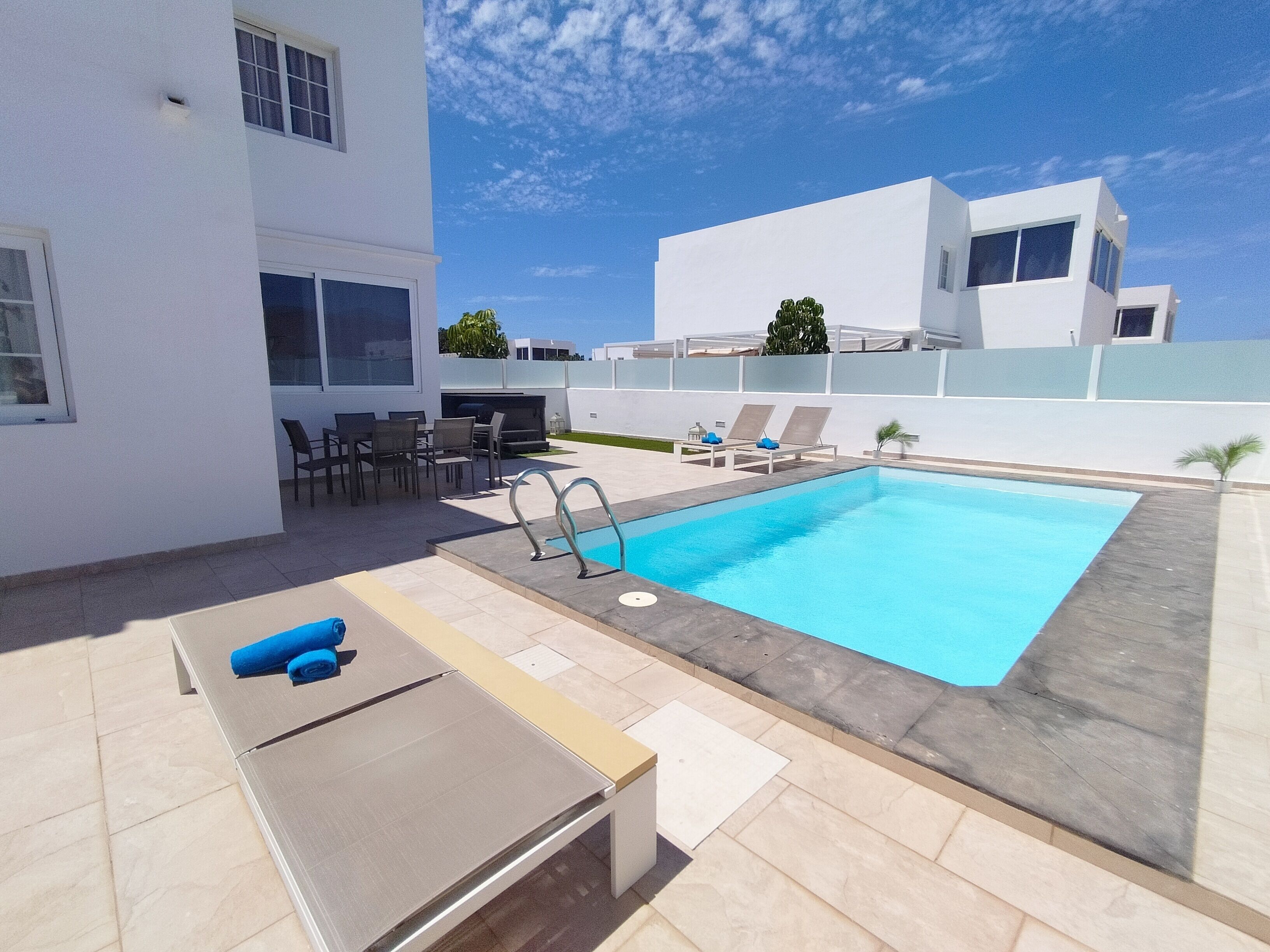 حمّام سباحة خارجي، حمّام سباحة مُدفَّأ