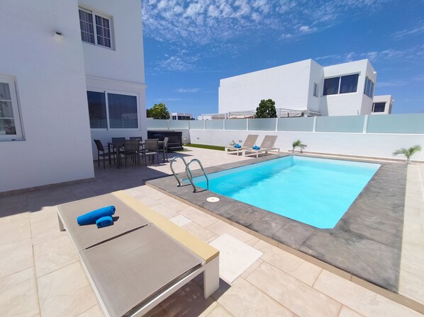 室外游泳池,恒温泳池