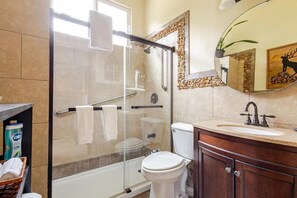 Doccia, asciugacapelli, asciugamani, sapone