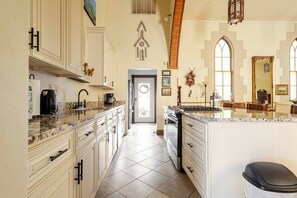Fridge, microwave, oven, stovetop - Trinity Hill Bed & Breakfast - In Missouri Wine Country (New Haven)