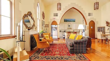 Smart TV, fireplace, DVD player, books