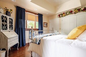 2 bedrooms, desk, iron/ironing board, travel cot