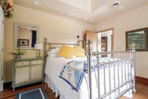 2 soverom, skrivebord, strykejern/-brett og reiseseng for barn