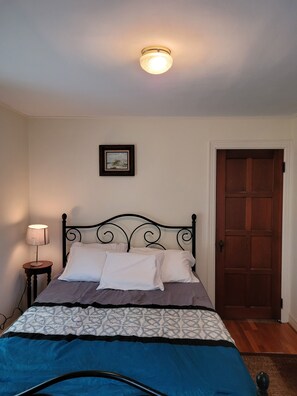 5 habitaciones, escritorio y tabla de planchar con plancha