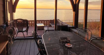 On the Water Spacious Comfortable Historic Home