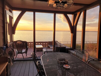 On the Water Spacious Comfortable Historic Home 