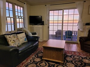 Smart-TV, Kamin, Bücher