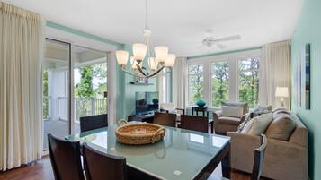 Apartment, Mehrere Betten (Elation Escapes) | Wohnbereich | Fernseher