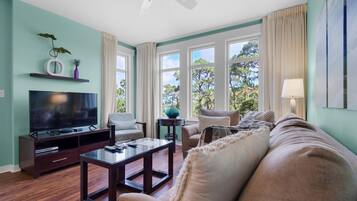 Apartment, Mehrere Betten (Elation Escapes) | Wohnbereich | Fernseher