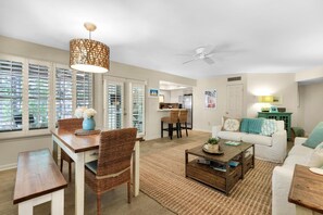 Apartment, Mehrere Betten (Hidden Dunes Beach Cottage 162) | Wohnbereich | Fernseher