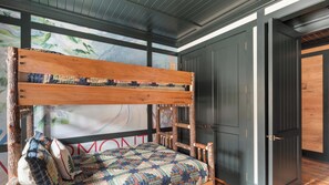 5 habitaciones, escritorio, wifi y ropa de cama