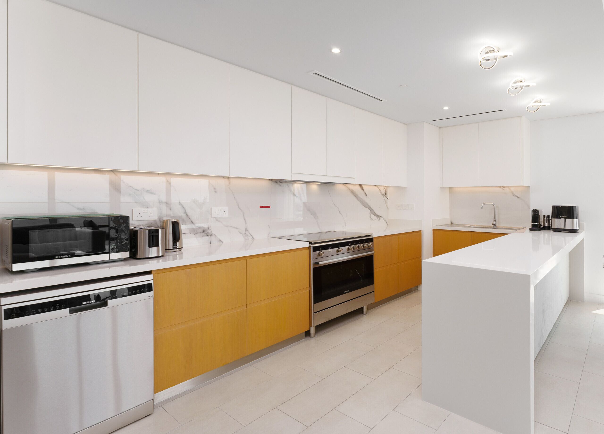 Een koelkast, een microgolfoven, een oven, een vaatwasser