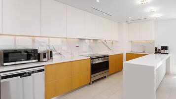 Een koelkast, een microgolfoven, een oven, een vaatwasser