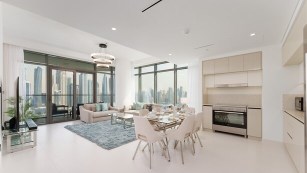 Una sala de estar moderna con comedor, ventanas amplias y cocina.