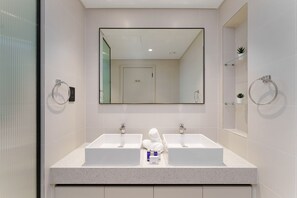 Dusj, hårføner, bidé og håndklær