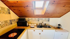 Cafeteira/chaleira, geladeira, micro-ondas, cooktop