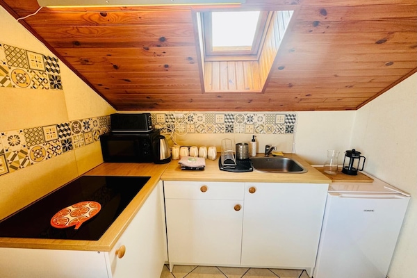 Een koelkast, een microgolfoven, een kookplaat