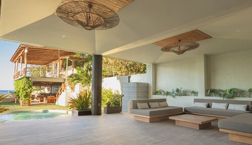 Mirasurf Hotel & Waves