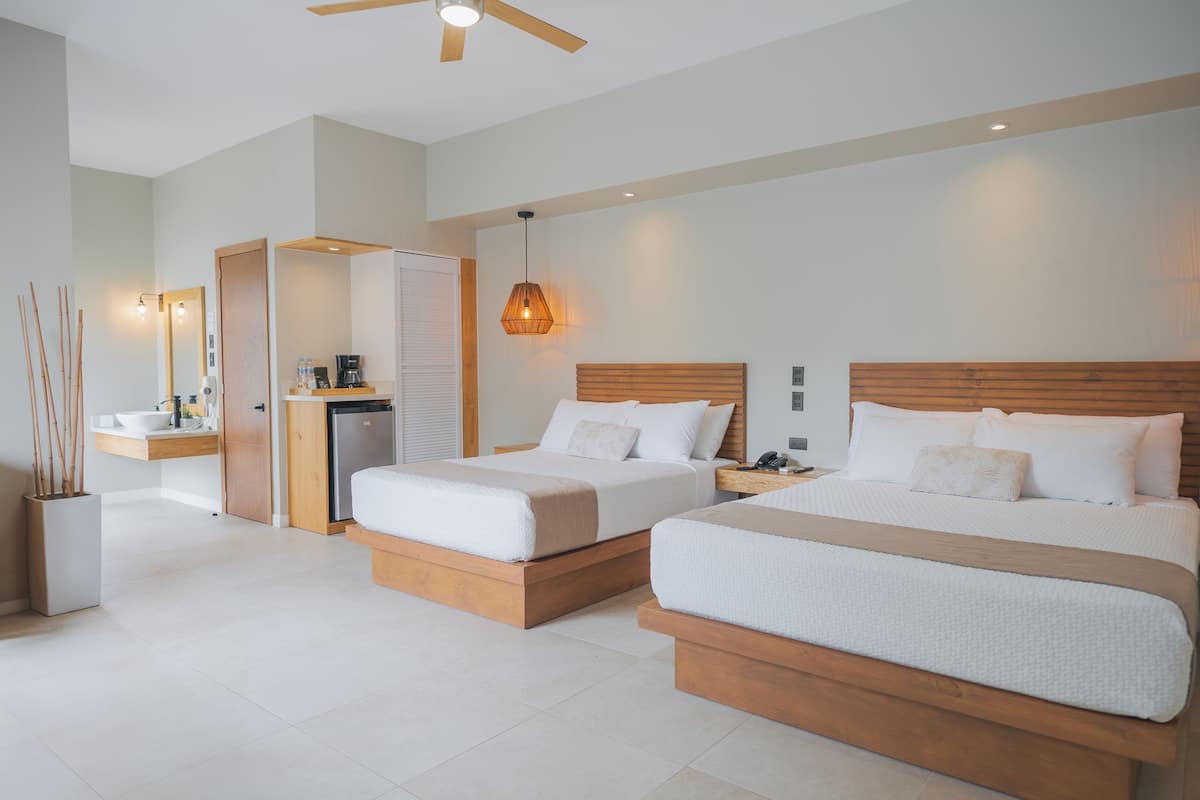 Pool Front Queen and Full | Seprai premium, selimut bulu angsa, minibar, dan brankas