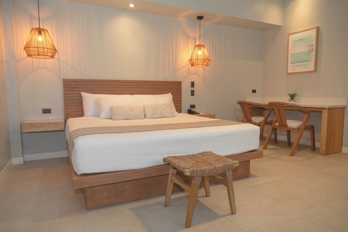 Pool Front King | Seprai premium, selimut bulu angsa, minibar, dan brankas