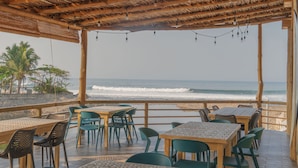 Outdoor dining - Mirasurf Hotel & Waves (Tamanique)