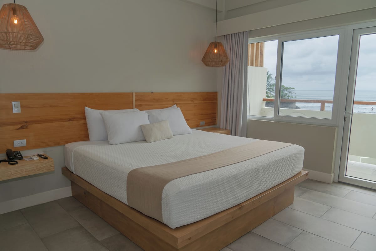 Ocean Front King | Seprai premium, selimut bulu angsa, minibar, dan brankas