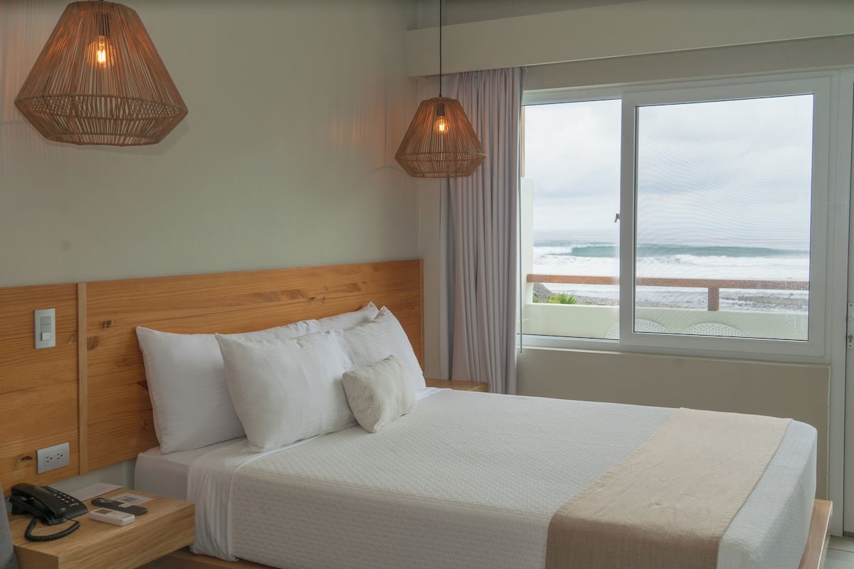 Ocean Front Queen | Seprai premium, selimut bulu angsa, minibar, dan brankas