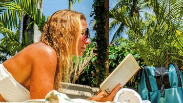 40-inch Smart TV with cable channels, pay movies, streaming services