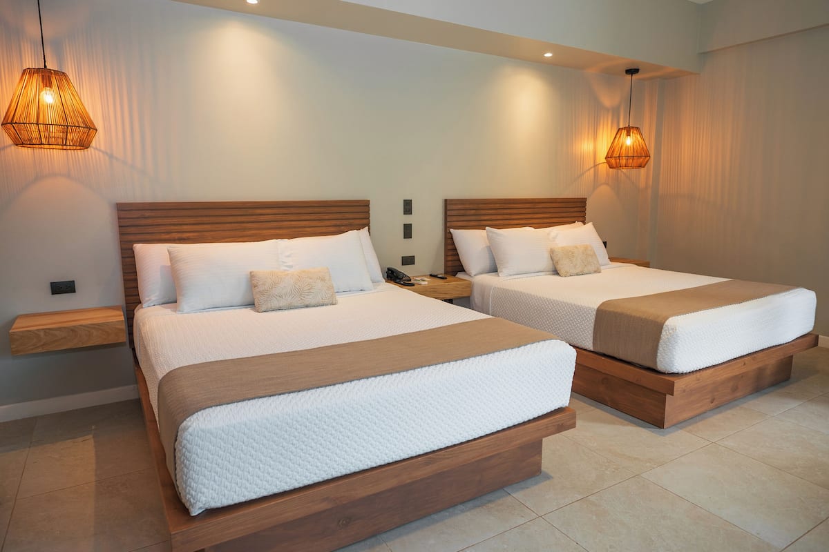 Pool Front Queen | Seprai premium, selimut bulu angsa, minibar, dan brankas