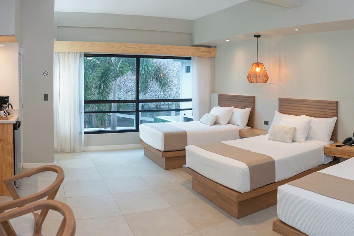 Pool Front Twin and Queen | Seprai premium, selimut bulu angsa, minibar, dan brankas