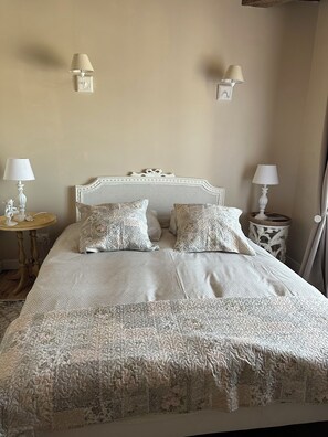4 bedrooms, iron/ironing board, WiFi, bed sheets - Jolie de Maison de Campagne Juste en Face du Château de Montigny sur Aube (Montigny-sur-Aube)