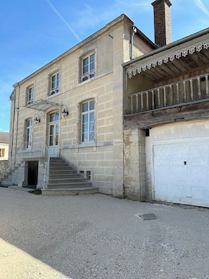 Exterior - Jolie de Maison de Campagne Juste en Face du Château de Montigny sur Aube (Montigny-sur-Aube)