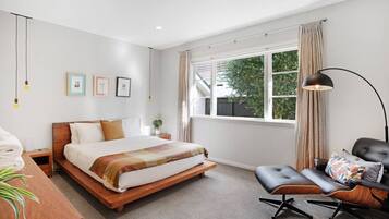 3 bedrooms, desk, iron/ironing board, free WiFi