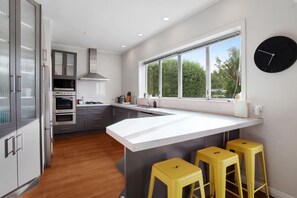 Geladeira, micro-ondas, fogão, cooktop