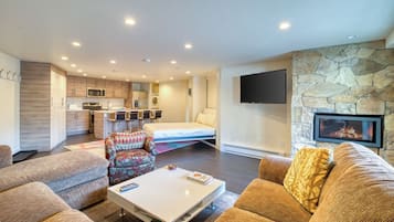 Condo, 1 Bedroom | Living area