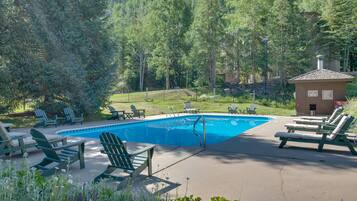 Una piscina al aire libre de temporada