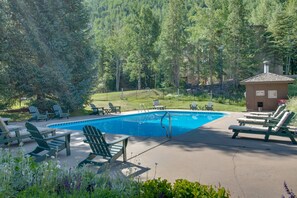 Een seizoensgebonden buitenzwembad