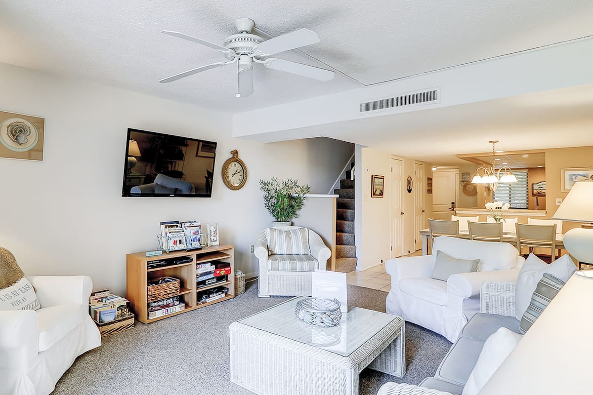 Condo, 2 Bedrooms | Living area