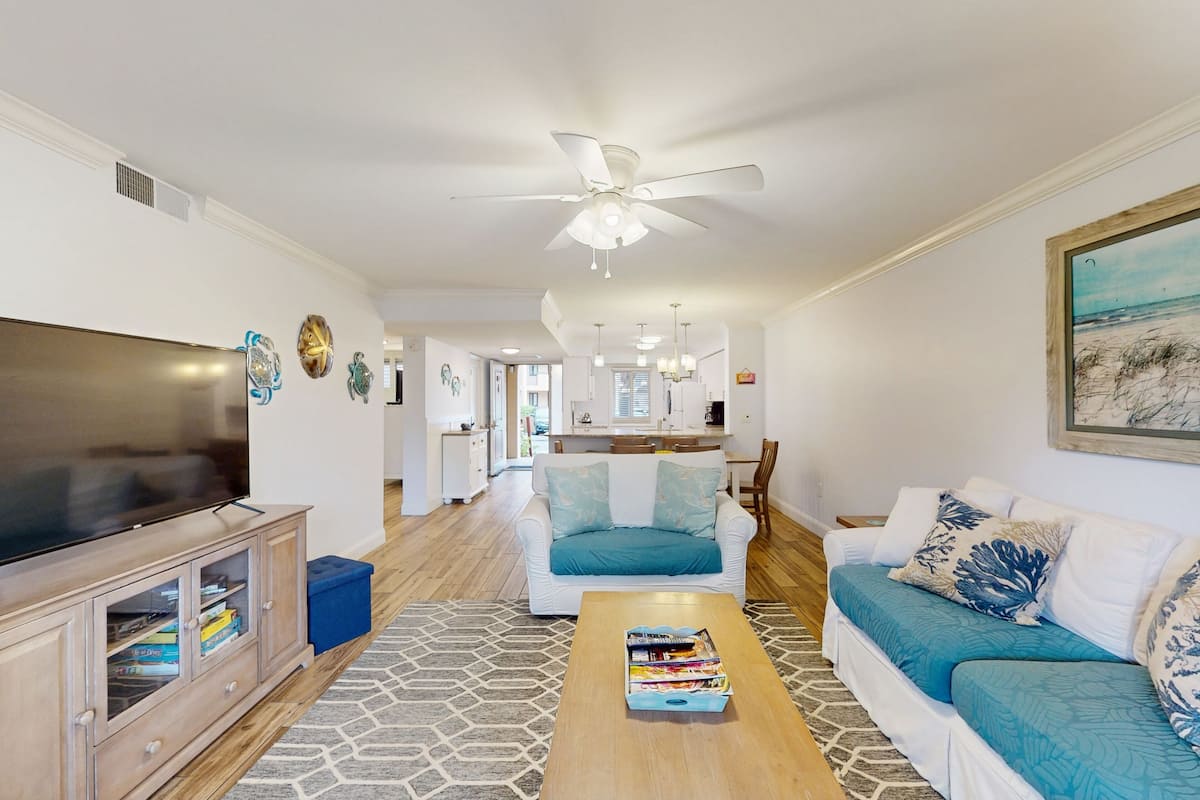 Condo, 2 Bedrooms | Living area