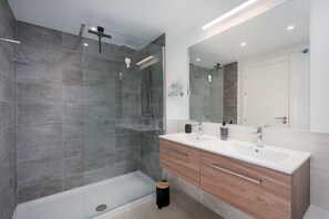 Shower, hair dryer, towels
